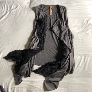 Cotton layer high low vest. Grey/black LAYERS YAS!
